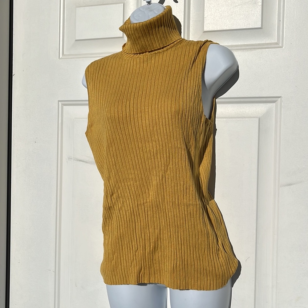 Beautiful mustard turtleneck tank from express size large